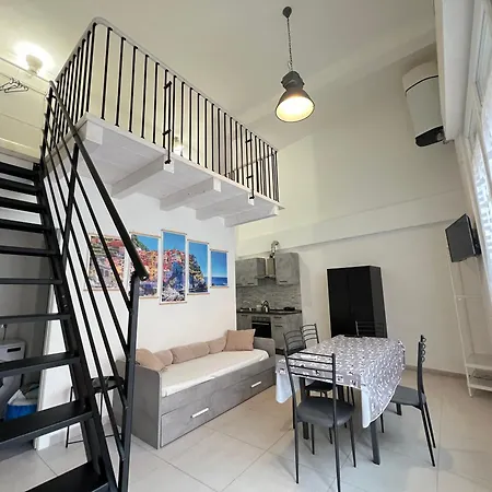8 Lofts - - 1 Apartamento *