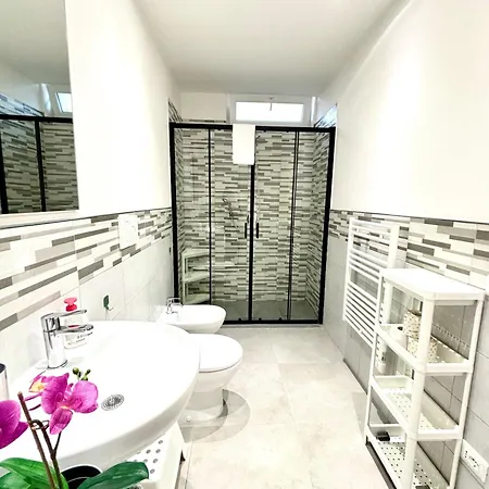 8 Lofts - - 1 Apartamento *